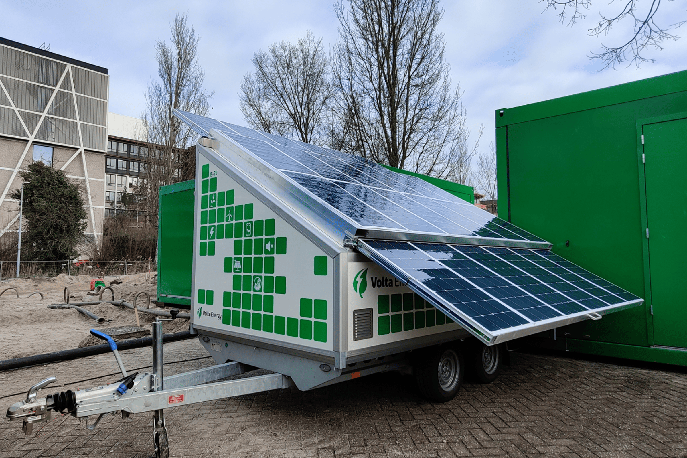 imgi_11_15kva-bouwplaats-hybride-aggregaat-zonne-energie